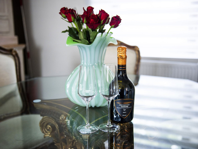 Food & Drinks, Luxe Home with Hot Tub & Sauna, Liège
