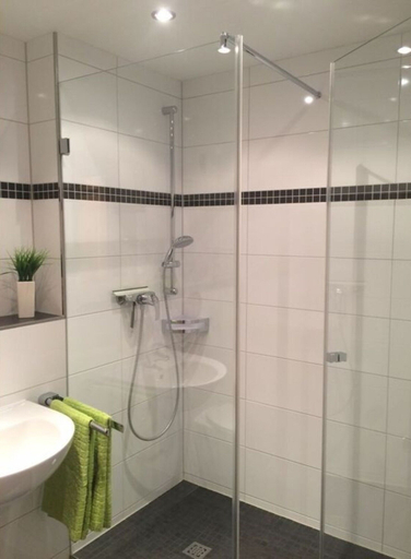 Bathroom 2, 5 Rheinblick Modern Retreat, Neuwied