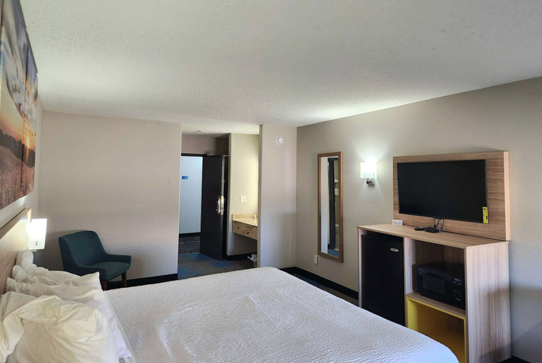 Bedroom 3, Days Inn & Suites by Wyndham New Iberia, Iberia