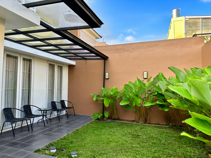 Exterior 14