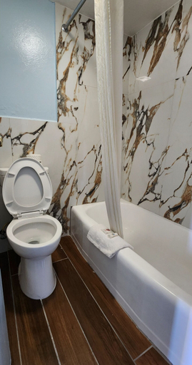 Bathroom 5, Town House Inn Cape Giradreau, Cape Girardeau