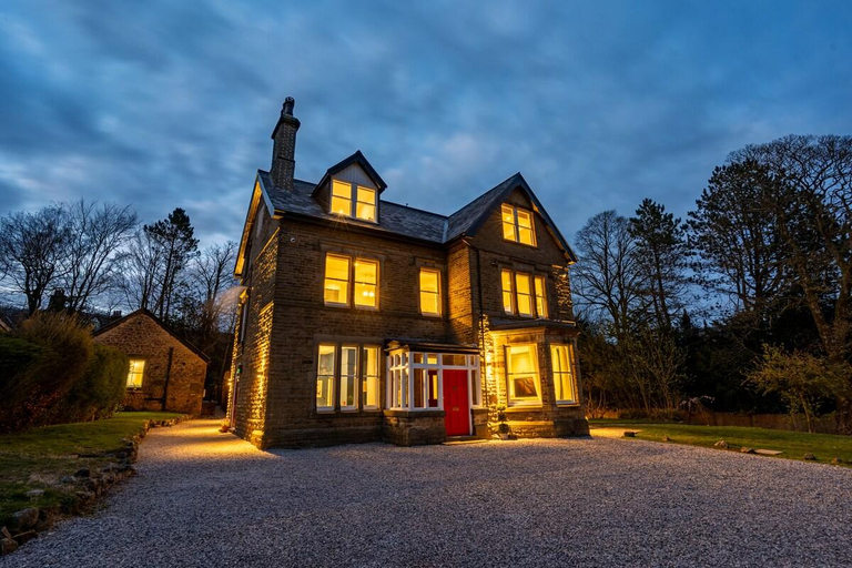 Exterior & Views 1, Hob Hurst - Spacious 4 Bed Apt Hot Tub & Courtyard, Derbyshire