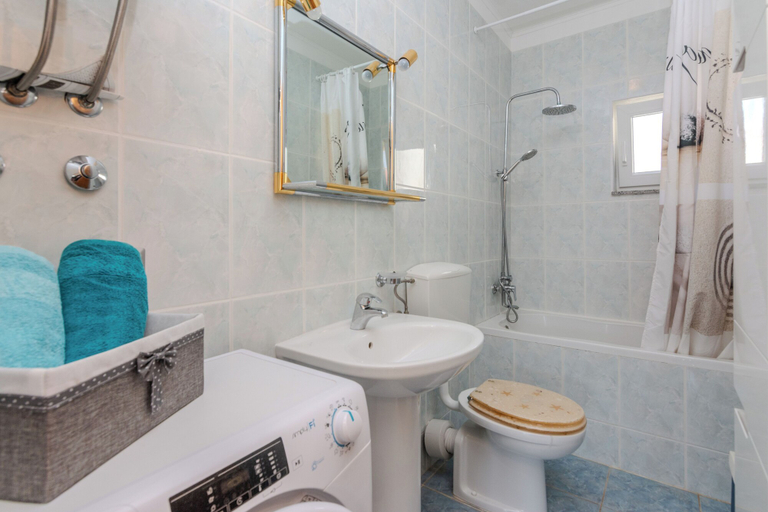 Bathroom 3, Apartments Jozef, Vir