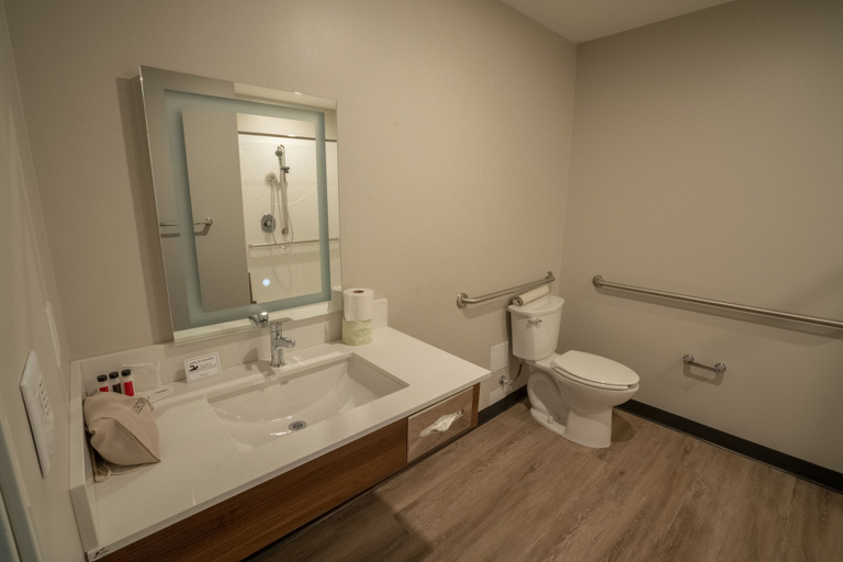 Bathroom 4, Park Inn by Radisson, Kelowna, Central Okanagan