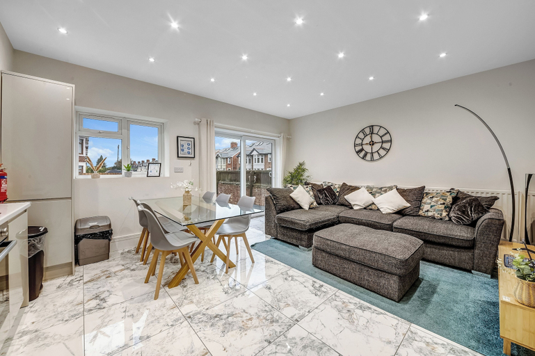 Living area 3, 4 Br & 4 Bath Cowley House Sleep 10 With Parking, Oxfordshire