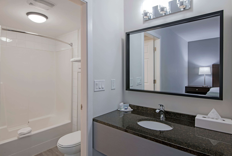 Bathroom 4, Travelodge by Wyndham Kamloops Mountview, Thompson-Nicola