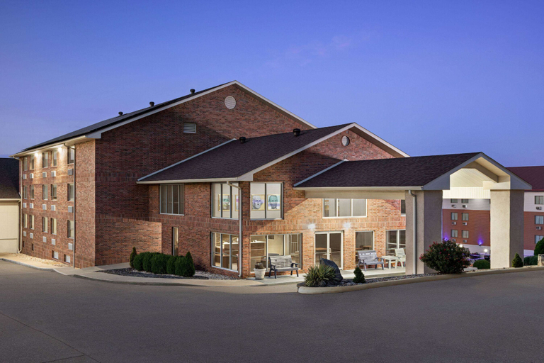 Exterior & Views 2, AmericInn by Wyndham Branson & Conference Center, Taney