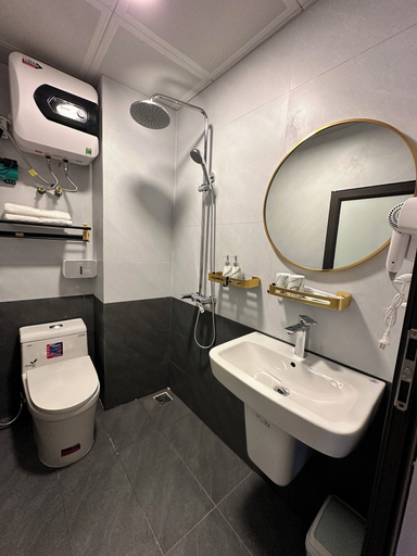 Bathroom 5, Odyssey Hostel, Tours & Motorbikes Rental, Hà Giang