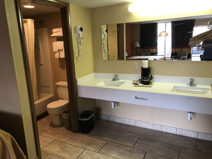 Bathroom 4, Conner Hill Motor Lodge, Sevier