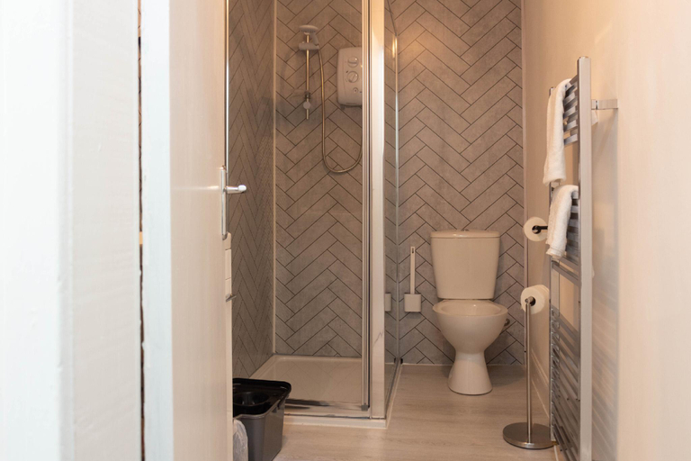 Bathroom 2, Renton Apartment , West Dunbartonshire