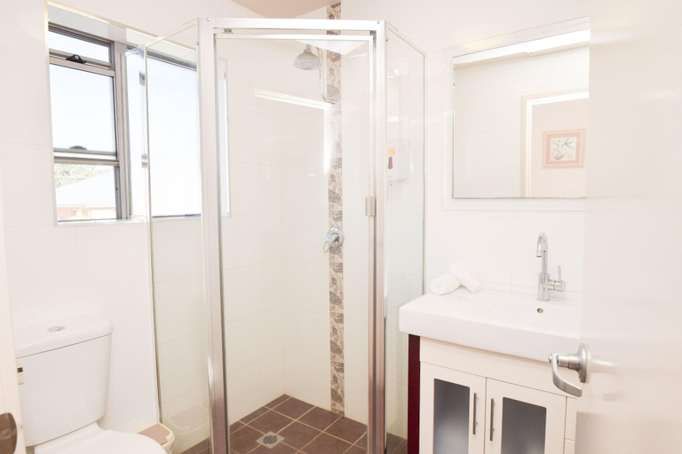 Bathroom 4, Station Hotel Motel Kurri Kurri, Cessnock