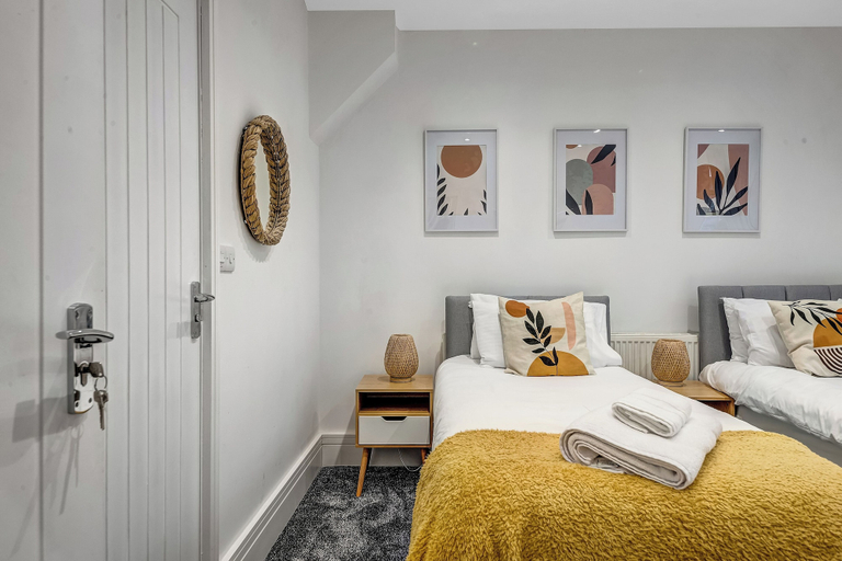 Room 4, 4 Br & 4 Bath Cowley House Sleep 10 With Parking, Oxfordshire