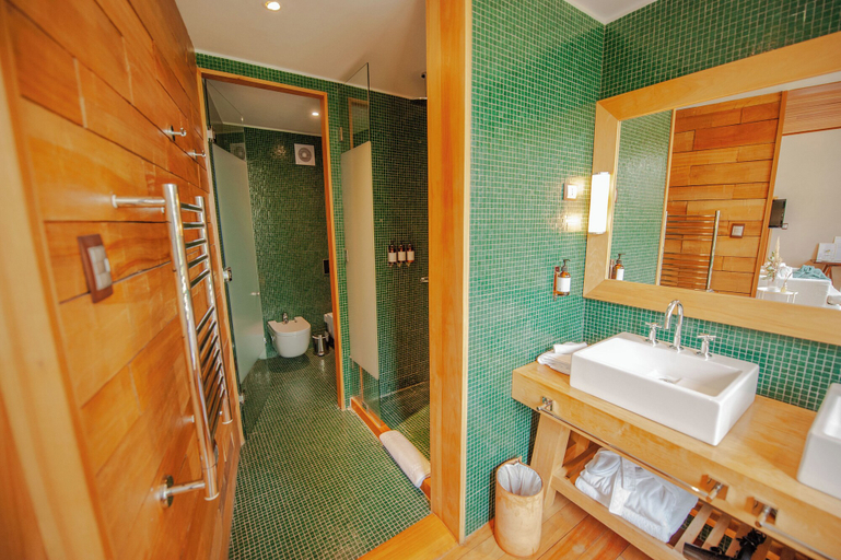 Bathroom 4, Uman Lodge, Palena