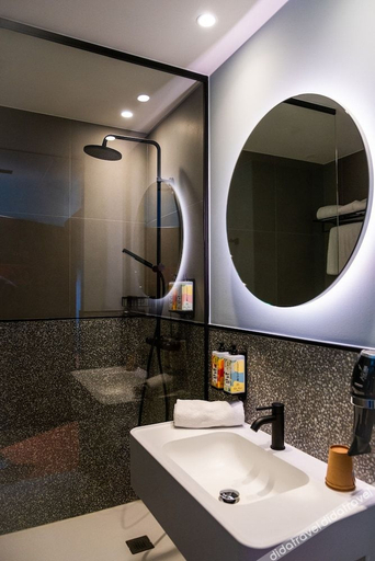 Bathroom 3, Mah Hotel, Hainaut