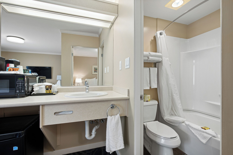 Bathroom 3, Glenwood Inn & Suites, Kootenay Boundary