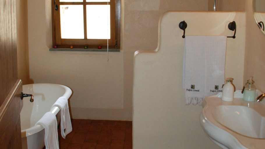 Bathroom 4, Podere Conti, Massa Carrara