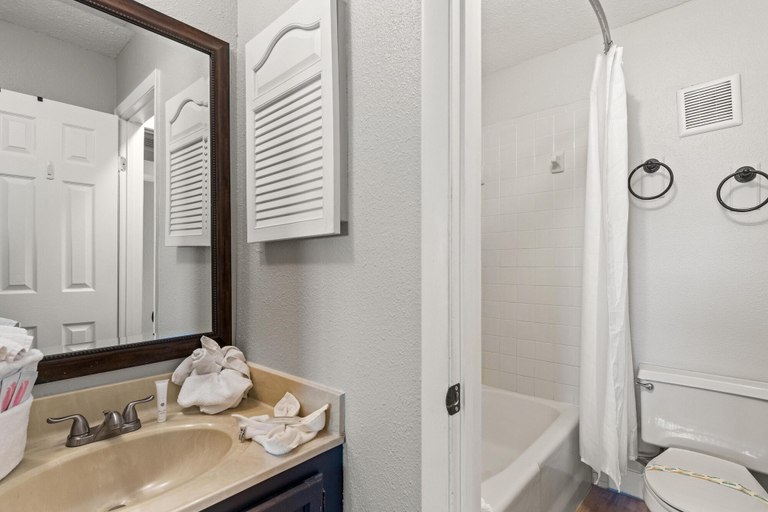 Bathroom 4, The Summit 515, Bay