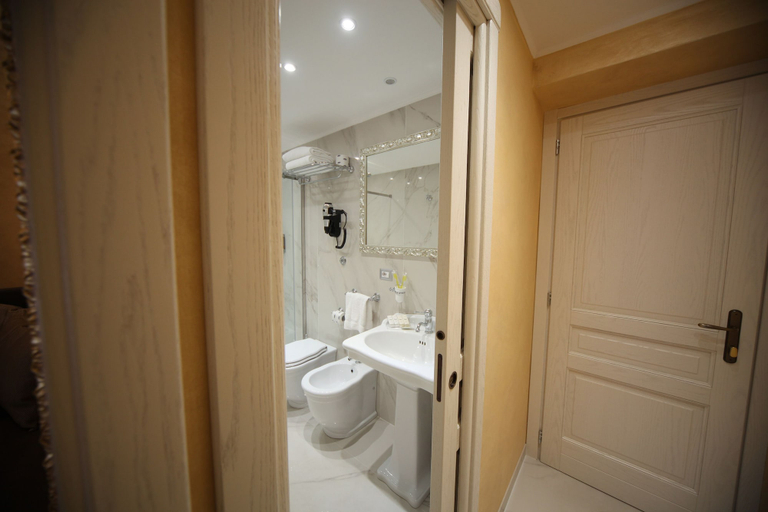Bathroom 5, Maison Tritone, Rome