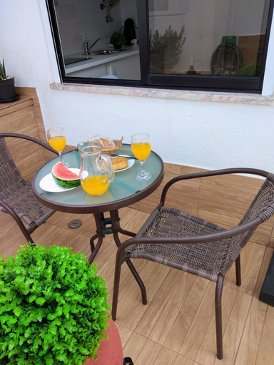 Others 2, JB House, Nazaré