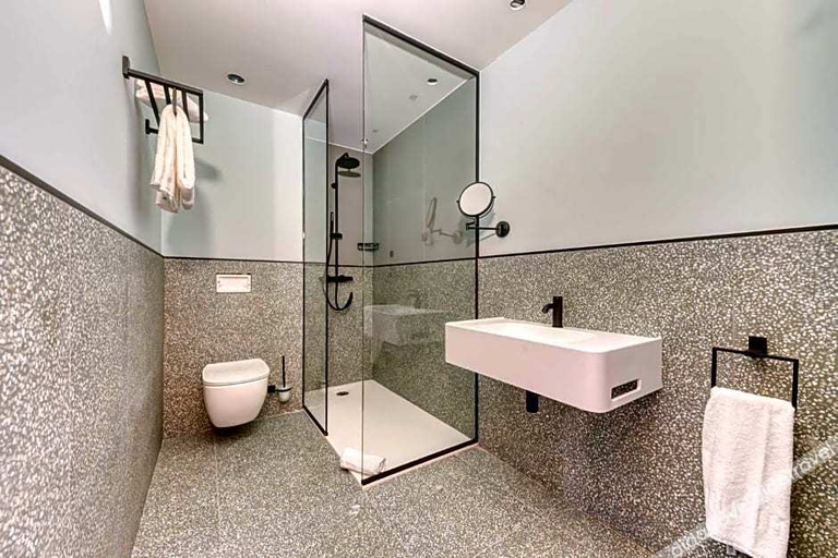Bathroom 3, Mah Hotel, Hainaut