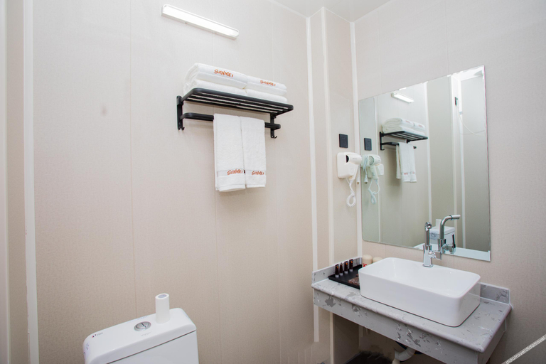 Bathroom 3, Junyi chain hotel (Zhungeer bus station), Ordos
