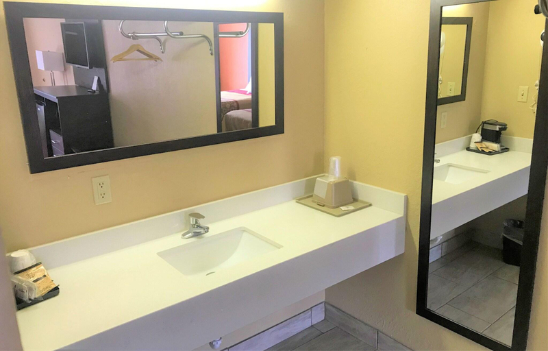 Bathroom 4, Conner Hill Motor Lodge, Sevier