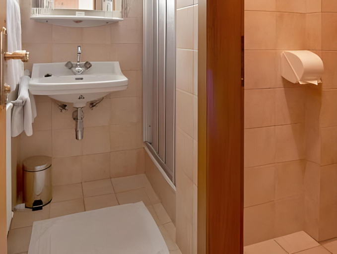 Bathroom 10