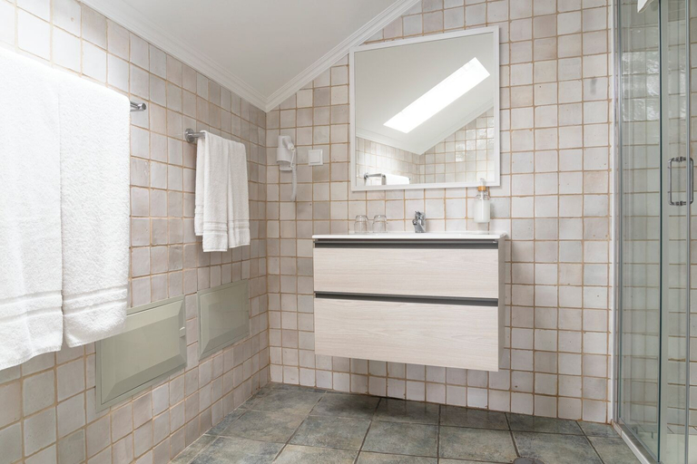 Bathroom 3, Casa das Proteas, Santana