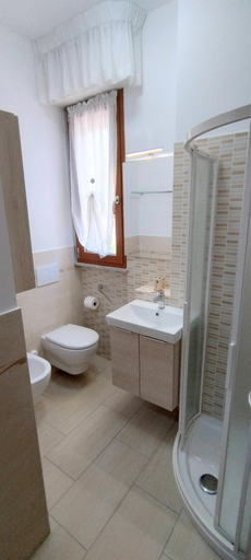 Shower 2, Camere Vetralla, Ancona