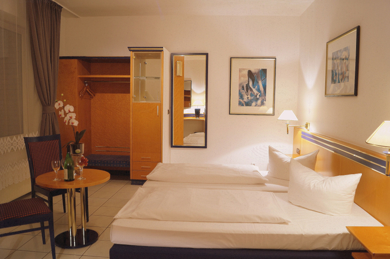 Bedroom 2, Hotel Rahlstedter Hof, Hamburg
