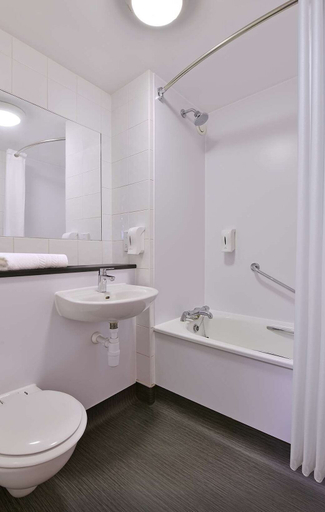 Bathroom, Travelodge Glasgow Braehead, Glasgow
