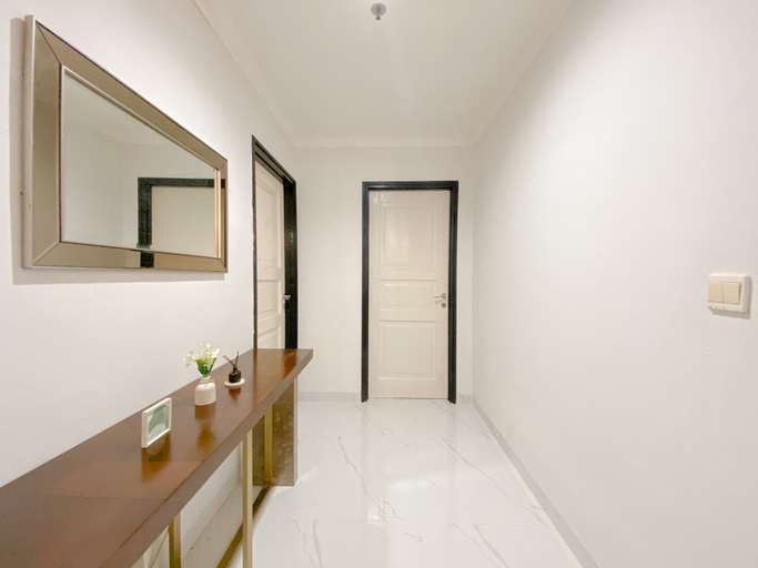 Bathroom 3, Comfort 2BR Apartment at Gading Resort Residence By Travelio, Jakarta Utara
