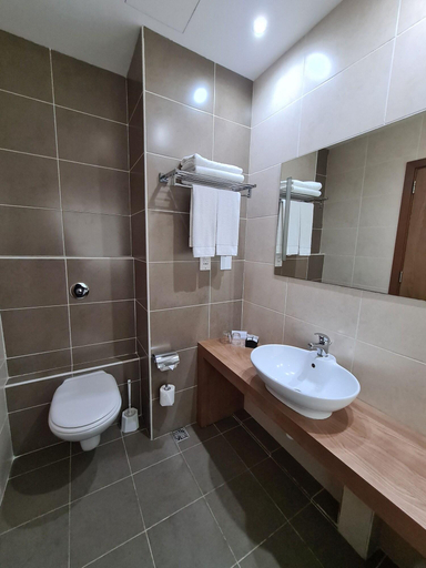 Bathroom 5, Water's Edge