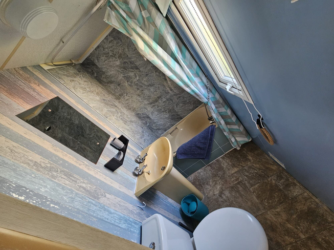Bathroom, Ingoldmells -caravan- Sleeps 6 - Seaside - Parking, Lincolnshire