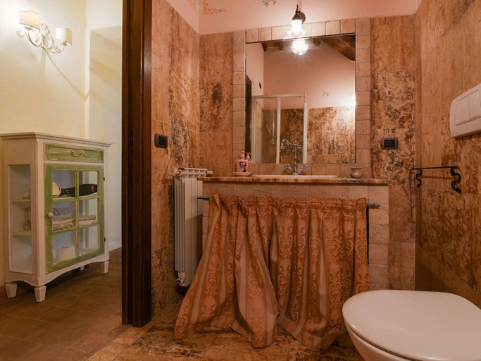 Bathroom 5, Belvilla by OYO Macetona - Forno, Siena