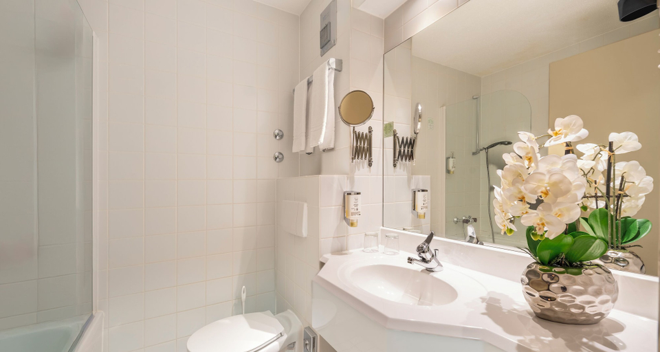 Bathroom 5, PLAZA INN Chemnitz, Chemnitz
