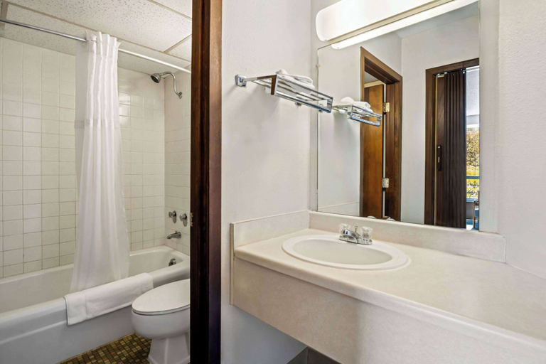 Bathroom 5, Days Inn by Wyndham Dubuque, Dubuque