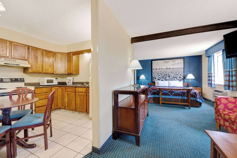 Others 5, Super 8 by Wyndham Hutchinson, Reno