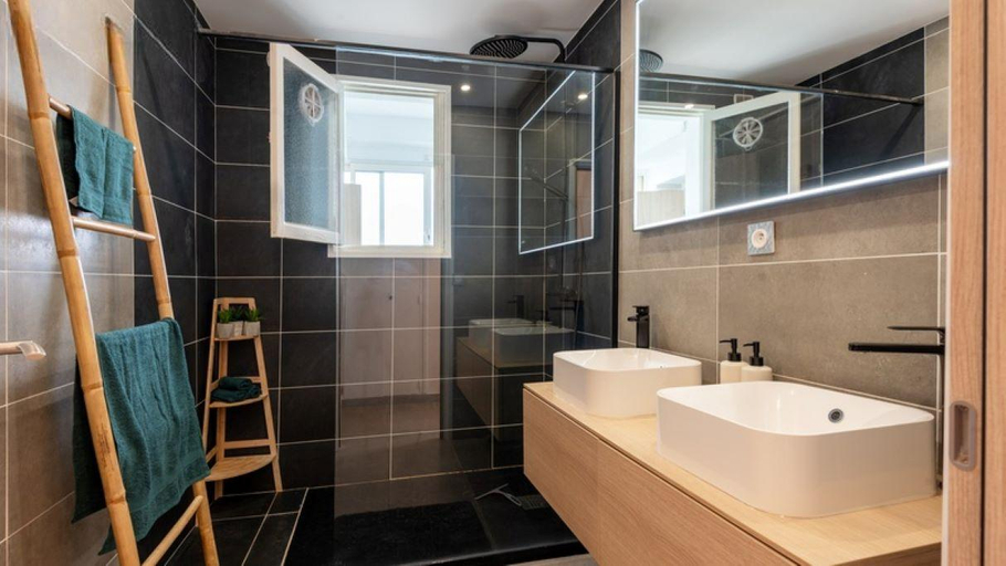 Bathroom, Aux portes de l'Ardèche, Ardèche