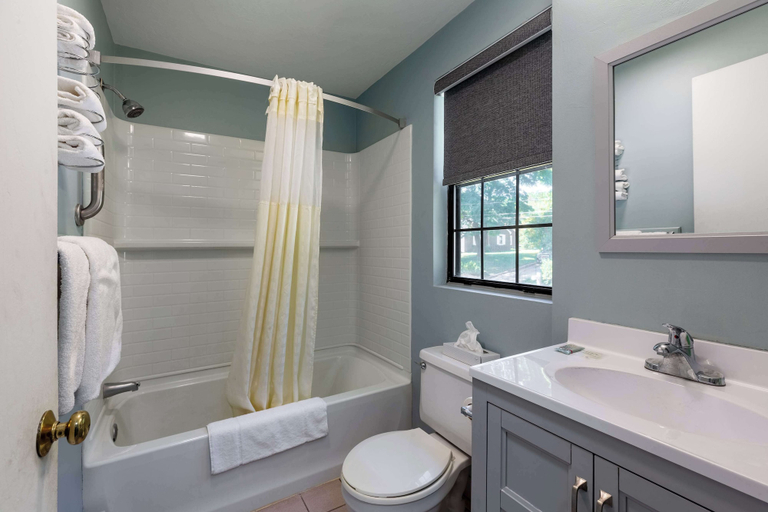 Bathroom 4, Knights Inn North Attleboro, Bristol