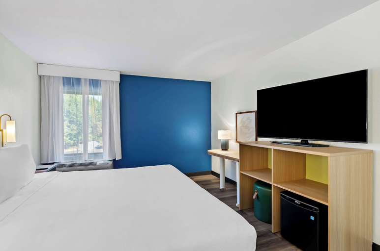 Bedroom 3, Spark by Hilton Winston-Salem University, Forsyth