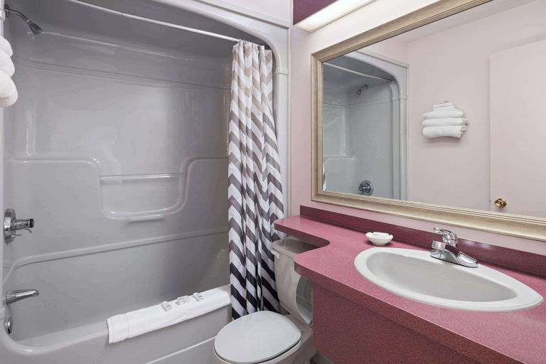 Bathroom 4, Travelodge by Wyndham Grand Falls, Madawaska