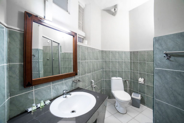 Bathroom 5, Hikkaduwa Beach Hotel, Hikkaduwa