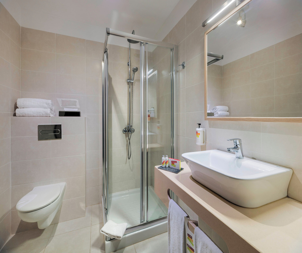 Bathroom 5, Sol Sun Beach Apartamentos, Santa Cruz de Tenerife
