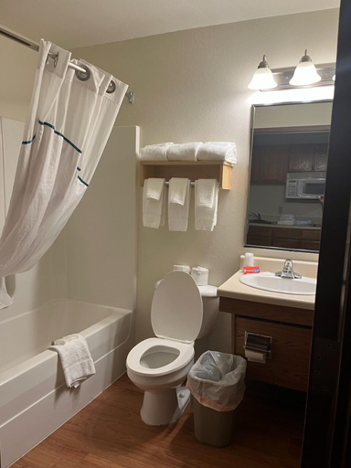 Bathroom 5, HomeTowne Studios & Suites by Red Roof Bentonville, Benton