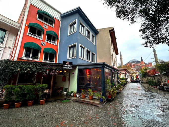 Exterior & Views