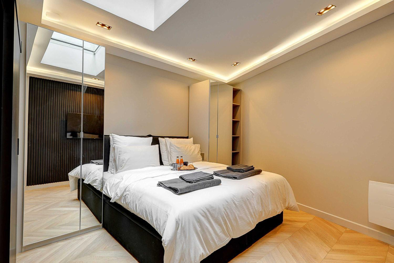 Bedroom 4, Elegant apartment with AC - 3BR-10P- Le Marais, Paris