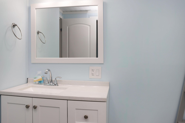 Bathroom 1, Livin' Like Larry, Bay