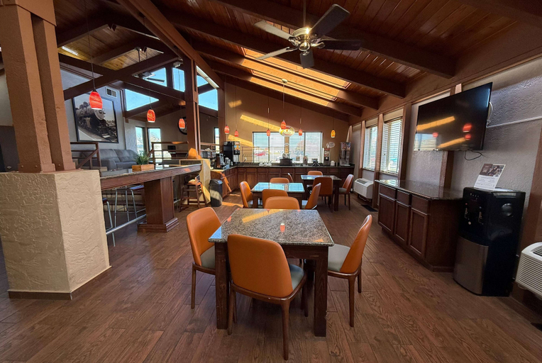 Food & Drinks 5, Super 8 by Wyndham Hutchinson, Reno