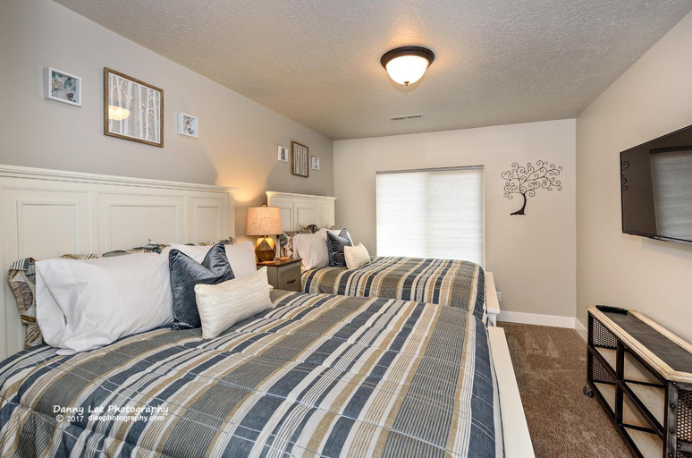 Bedroom 2, The Dixie Life, Washington